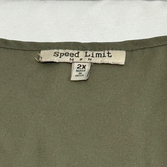green woman blouse 2x brand speed limit with gold button on shoulder - Picture 3 of 6